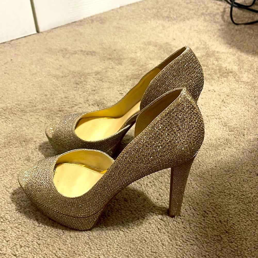 Beautiful pair of Jessica Simpson 4 inch heels in excellent condition…no box